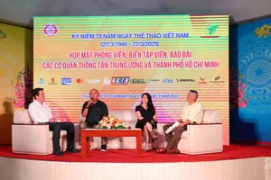 Các nhà báo, BTV chia sẻ về những kỷ niệm trong quá trình tác nghiệp. Ảnh: N.H