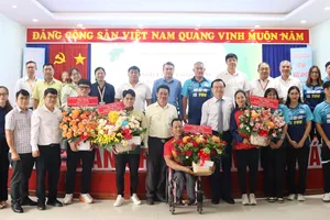 Đoàn đại biểu Ban Tuyên giáo và Dân vận Thành ủy TPHCM tặng quà chúc mừng các tập thể, cá nhân ngành TDTT. Ảnh: THANH TÙNG 