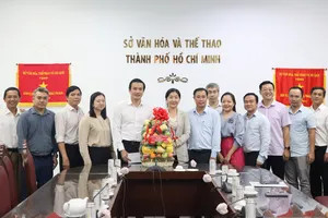 Đoàn đại biểu Ban Tuyên giáo và Dân vận Thành ủy TPHCM đến thăm và tặng quà chúc mừng Sở VH-TT TPHCM. Ảnh: THANH TÙNG 