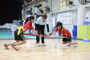 Đẩy gậy đòi hỏi người chơi phải có sức khỏe tốt, sự khéo léo và kỹ- chiến thuật. Ảnh: THANH TÙNG 