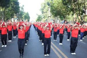 Hơn 1.100 người tham gia đồng diễn thể dục thể thao. Ảnh: THANH TÙNG 
