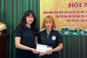 PV Báo SGGP trao tiền của bạn đọc hỗ trợ đến chị Nguyễn Thị Hường (phải, vợ của HLV Võ Văn Tìm). Ảnh: THANH TÙNG