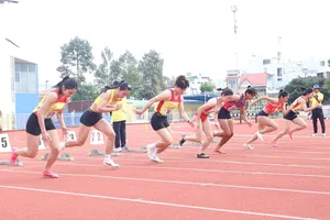 Đường đua chung kết 100m nữ. Ảnh: THANH TÙNG 