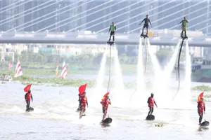 Các VĐV thuộc Trung tâm thể thao dưới nước TPHCM tham gia trình diễn tại Bến Bạch Đằng. Ảnh: DŨNG PHƯƠNG 