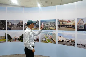 Triển lãm diễn ra tại Nhà ga Metro Bến Thành. Ảnh: DŨNG PHƯƠNG 