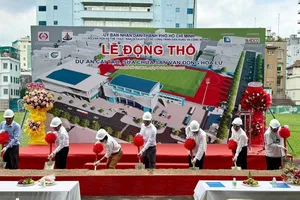 Các lãnh đạo thực hiện nghi thức khởi công dự án sân vận động Hoa Lư 