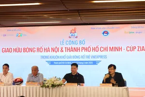 Ban tổ chức thông tin về giải đấu đến truyền thông và các đội bóng. Ảnh: THANH TÙNG 