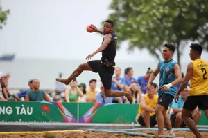 Pha nhảy bật để đưa bóng vào lưới của VĐV tuyển TPHCM tại giải vô địch Bóng ném bãi biển quốc gia 2025