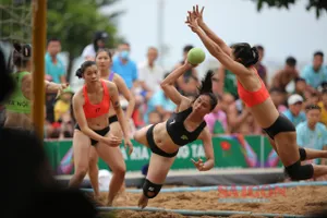 Pha tranh chấp bóng từ VĐV đội TPHCM B (áo đen) và Hà Nội. Ảnh: DŨNG PHƯƠNG