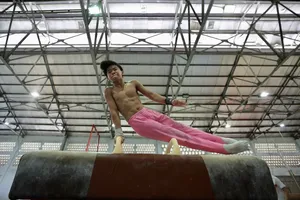 Các VĐV TDDC khổ luyện ngay khi còn nhỏ. Ảnh: DŨNG PHƯƠNG 