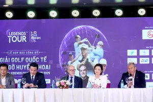 Ban tổ chức cung cấp thông tin giải đấu đến giới mộ điệu. Ảnh: THANH TÙNG 