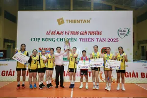 Đội nữ Thiên Tân giành ngôi vô địch. Ảnh: DŨNG PHƯƠNG 
