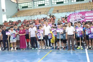 BTC trao cờ lưu niệm cho các CLB tham dự. Ảnh: THANH TÙNG 