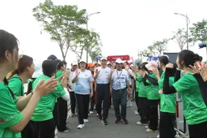 Bí thư thành ủy TPHCM Nguyễn Văn Nên (giữa) tham gia đi bộ đồng hành tại giải. Ảnh: DŨNG PHƯƠNG 