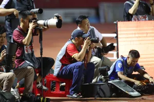Các phóng viên thể thao Việt Nam tác nghiệp tại trận đấu bóng đá. Ảnh: DŨNG PHƯƠNG 