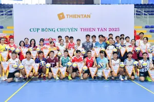 Các giải bóng chuyền do Thiên Tân tổ chức luôn thu hút nhiều sự quan tâm của các đội bóng sinh viên, thanh niên, bán chuyên. Ảnh: DŨNG PHƯƠNG 