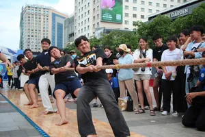 Người dân tham gia kéo co tại Phố đi bộ Nguyễn Huệ 