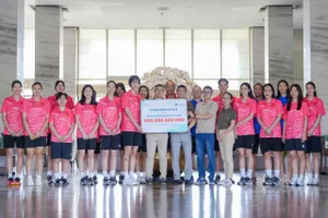 Chuyên gia Ben Duong, Gavin (phòng khám Evolve), ông Dương Công Nhiệm (Bệnh viện quốc tế Nam Sài Gòn) trao tặng hỗ trợ tuyển nữ Việt Nam. Ảnh: DŨNG PHƯƠNG 