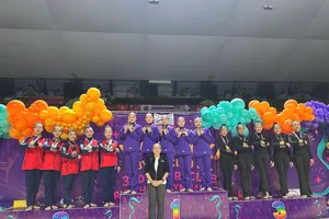 Đội tuyển TDNT TPHCM giành HCB bài nhóm 5 người. Ảnh: Lê Thy