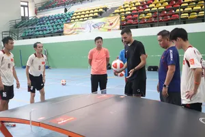 Chuyên gia Hungary hướng dẫn các kỹ thuật cho HLV, VĐV. Ảnh: THANH TÙNG 