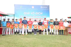 Ban tổ chức trao tặng cờ lưu niệm các đội tham dự giải. Ảnh: THANH TÙNG 
