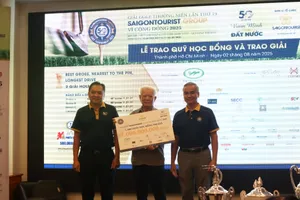 Chủ tịch Hội Bảo trợ Bệnh nhân nghèo TPHCM Trần Thành Long (giữa) đã thay mặt nhận bảng biểu quỹ học bổng do Saigontourist Group trao tặng. Ảnh: THANH TÙNG 