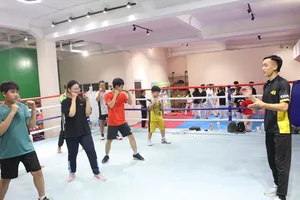 Người dân tham gia tập luyện boxing. Ảnh: THANH TÙNG 