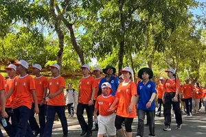 Hơn 5.000 người tham gia đi bộ đồng hành. Ảnh: THANH TÙNG 