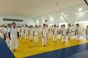 Các HLV và trọng tài tham dự buổi khai mạc khóa tập huấn kỹ thuật Judo. Ảnh: TRÚC GIANG