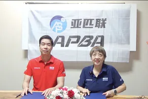 Buổi ký kết tại TPHCM giữa Dương Cao và bà Janet Lye - Giám đốc đào tạo Hiệp hội Pickleball Châu Á ( APBA)