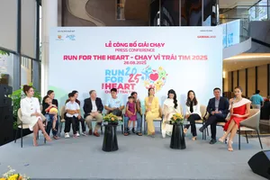 Đại diện BTC, khách mời giao lưu cùng các gia đình có bé mổ tim thành công 