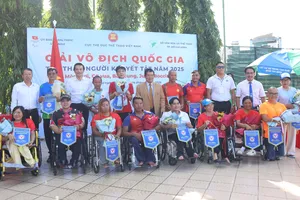 BTC chụp ảnh lưu niệm cùng đại diện các đoàn tham dự giải. Ảnh: THANH TÙNG 