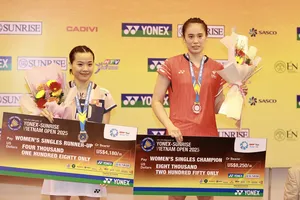 Nguyễn Thùy Linh (trái) giành ngôi á quân Vietnam Open 2025. Ảnh: DŨNG PHƯƠNG 