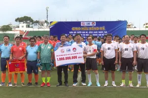 Giải giao hữu bóng đá quyên góp ủng hộ người dân vùng lũ
