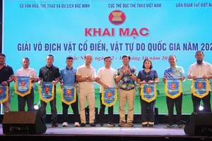 Ban tổ chức trao cờ lưu niệm cho các đội tham dự