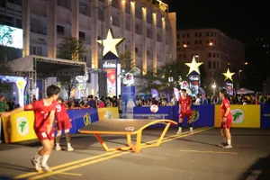 Khu vực môn Teqball tại đường Lê Lợi. Ảnh: DŨNG PHƯƠNG 