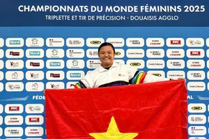 Lê Ngọc Như Ý hạnh phúc với cờ đỏ sao vàng của Việt Nam