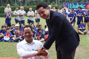 Tổng lãnh sự Pháp tại TPHCM Etienne Ranaivoson trao Huân chương vàng của Bộ Thanh Niên và Thể Thao Pháp cho lực sĩ Lê Văn Công. Ảnh: THANH TÙNG 