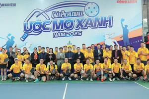 Các đại biểu và VĐV chụp ảnh lưu niệm. Ảnh: BTC