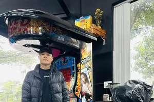 Trương Đình Hoàng nhận các đợt hàng hỗ trợ để chuyển đến người dân vùng mưa lũ