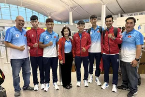 Các thành viên của đội tuyển xe đạp nam Việt Nam tại sân bay quốc tế Tân Sơn Nhất. Ảnh: DŨNG PHƯƠNG 