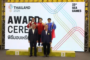 Khánh Phong (giữa) trên bục nhận thưởng HCV vòng treo. Ảnh: THANH TÙNG 