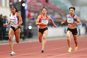 Hà Thị Thu (giữa) trên đường chạy 100m nữ SEA Games 33. Ảnh: DŨNG PHƯƠNG 