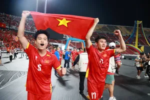 Các cầu thủ U22 Việt Nam bùng nổ cảm xúc sau khi giành tấm HCV bóng đá nam tại SEA Games 33 