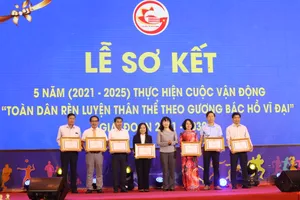 Các tập thể, cá nhân nhận bằng khen của Chủ tịch UBND TPHCM. Ảnh: THANH TÙNG 