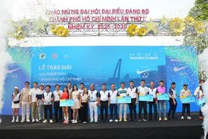 Ban tổ chức trao giải cho các VĐV giành chiến thắng