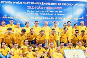 Các cầu thủ chụp hình giao lưu trước trận đấu 