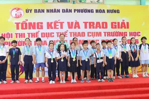Ban tổ chức trao giải cho các VĐV đạt thành tích cao. Ảnh: TK