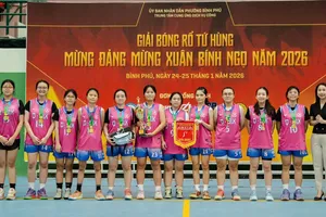 Ban tổ chức trao giải cho đội hạng nhất nữ