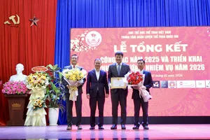 Phó Cục trưởng Cục TDTT Việt Nam Nguyễn Hồng Minh trao hoa và bằng khen chúc mừng Trung tâm HLTTQG. Ảnh: DŨNG PHƯƠNG